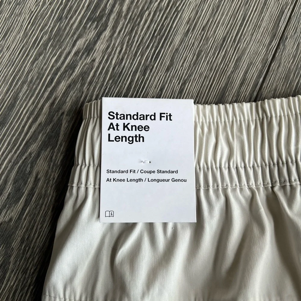 Nike Knee-Length Cargo Shorts in Bone Size Medium